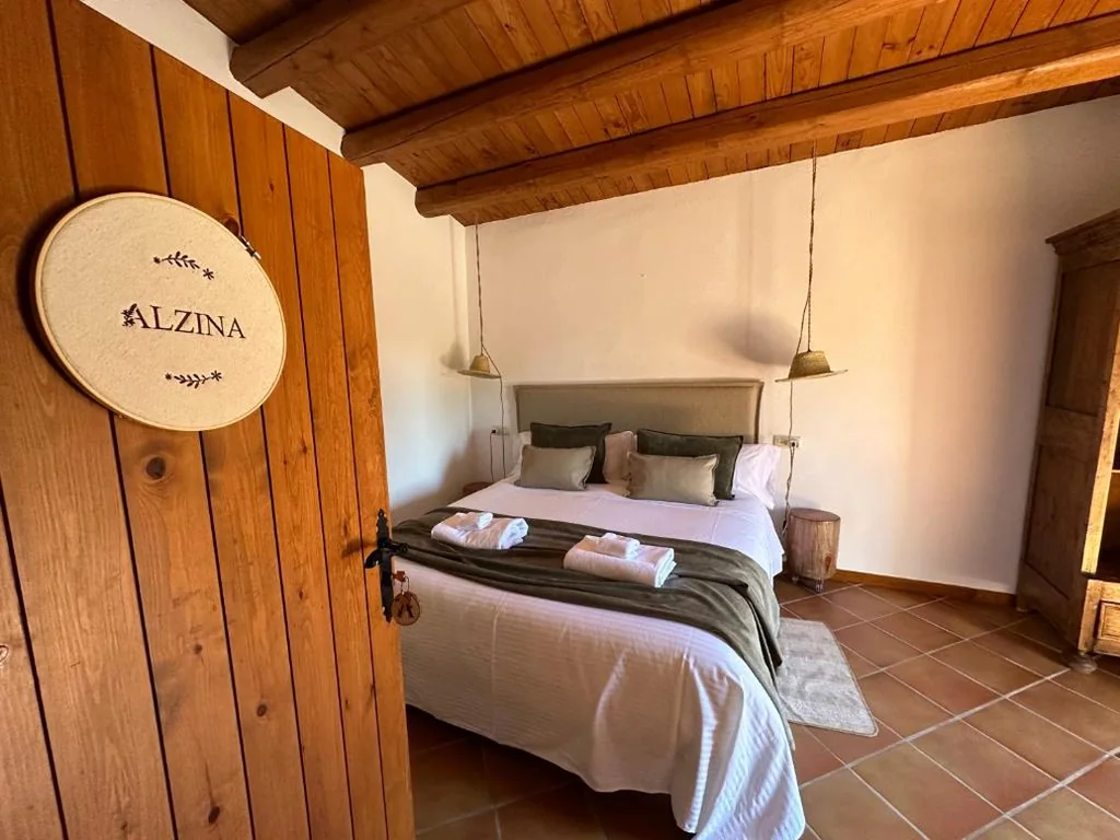 Habitación con cama grande y vistas al jardín — Mas Camins