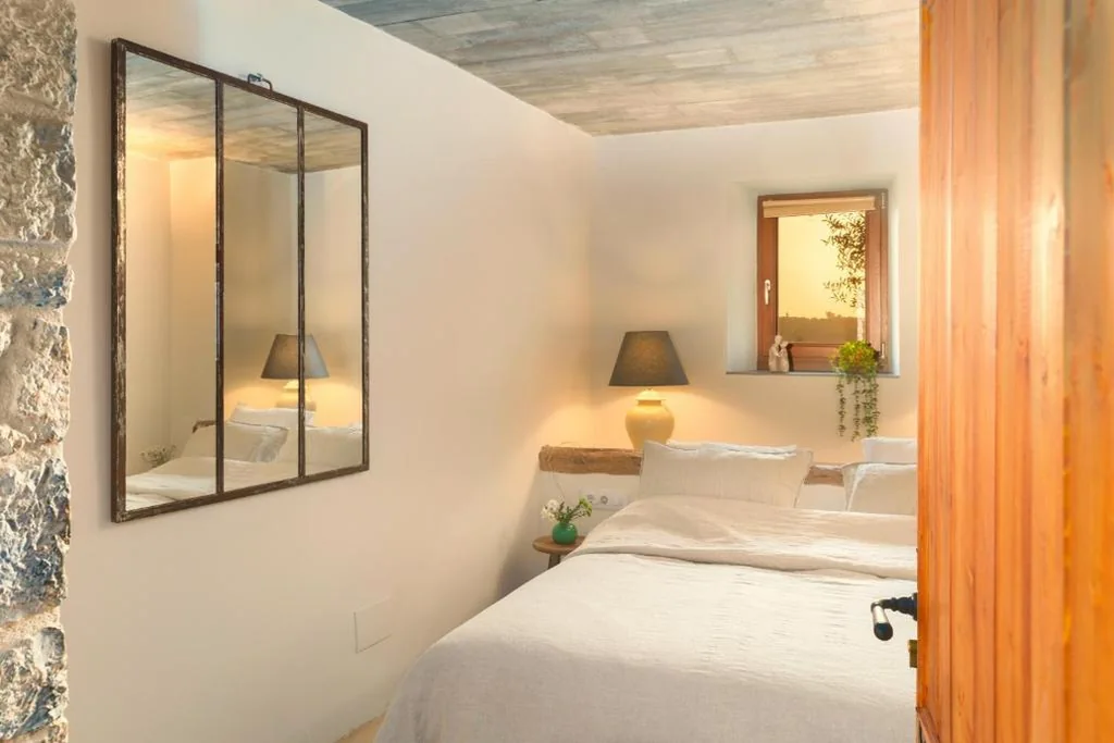 Quarto com cama de casal grande — Mas Oms