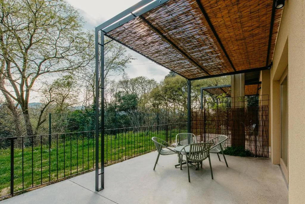 Habitación Doble en el Corral, con bañera. Con terraza y vistas al jardín. — Mas Pere Pau