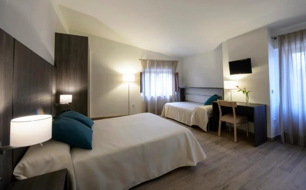 Habitación Triple en la masía con terraza — Mas Pere Pau