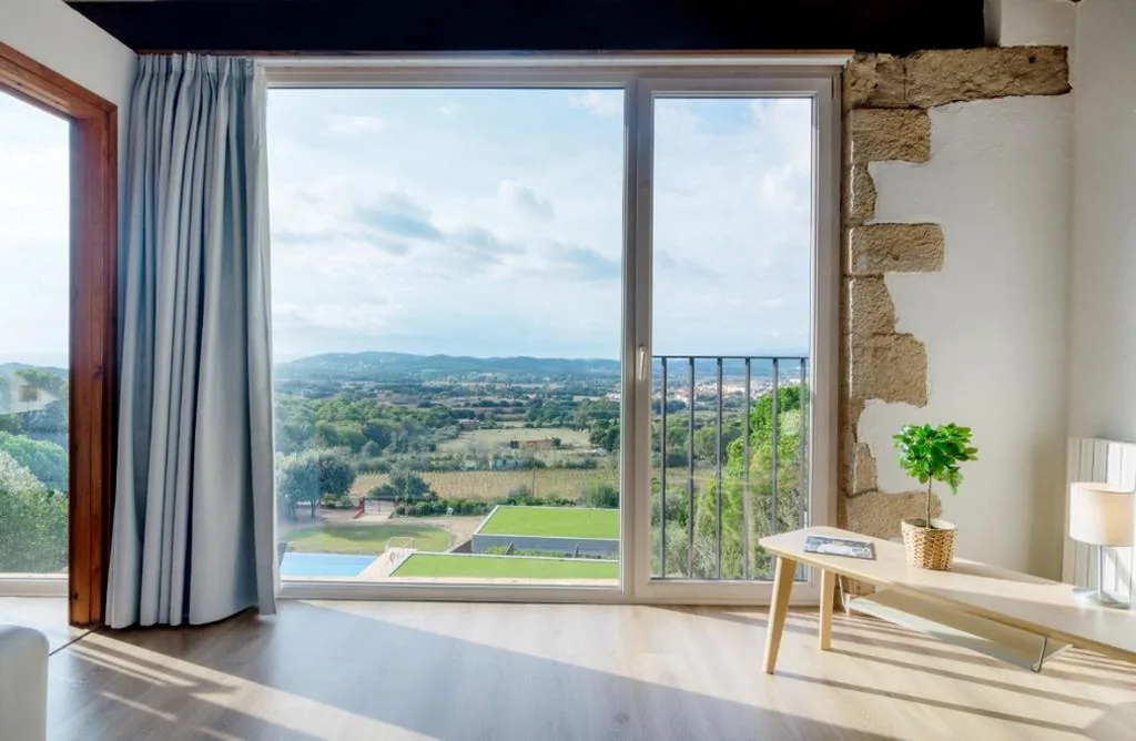 Suite con letto king-size e vista sulla piscina — Mas Ses Vinyes - Adults Only