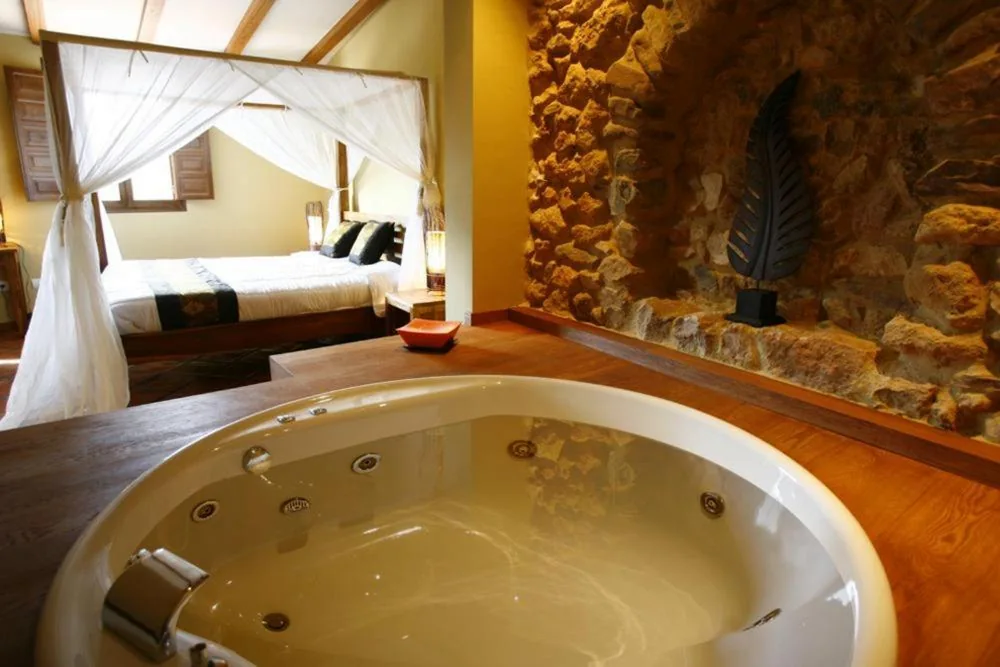 Suite con bañera de hidromasaje - Cama extragrande — Masía Durbá Hotel B&B