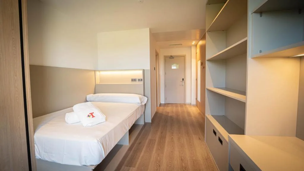 Habitación Individual con baño privado — Mass Rooms León Campus