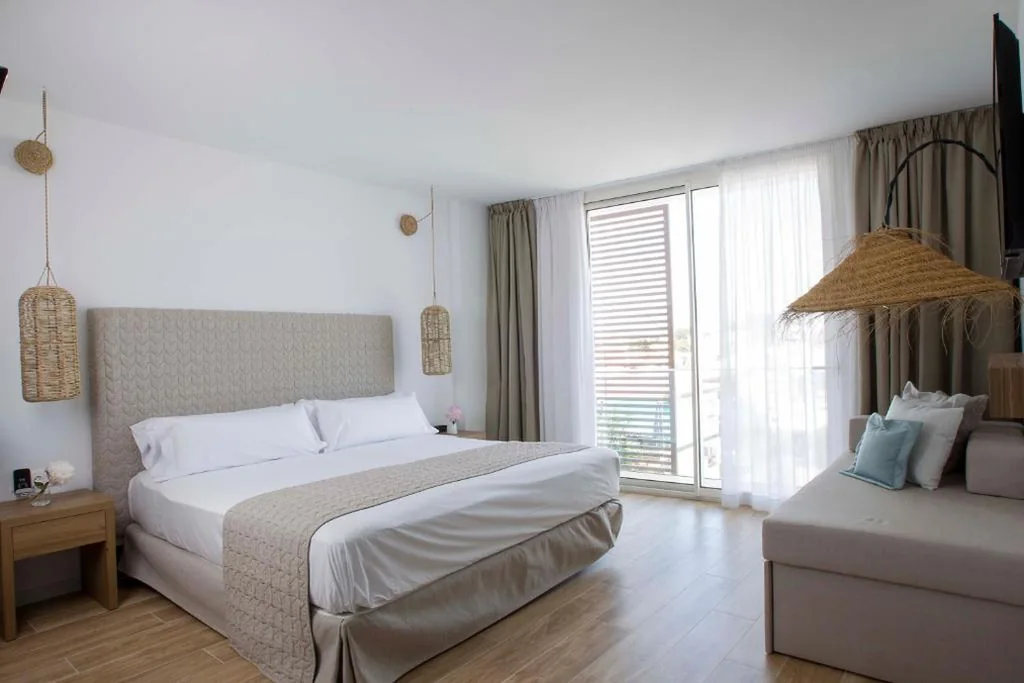 Chambre Triple Executive — May Altafulla Beach Boutique Hotel