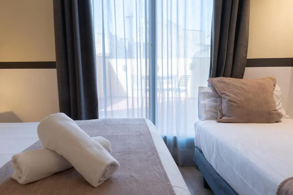 Habitación Triple Superior con balcón — May Ramblas Hotel