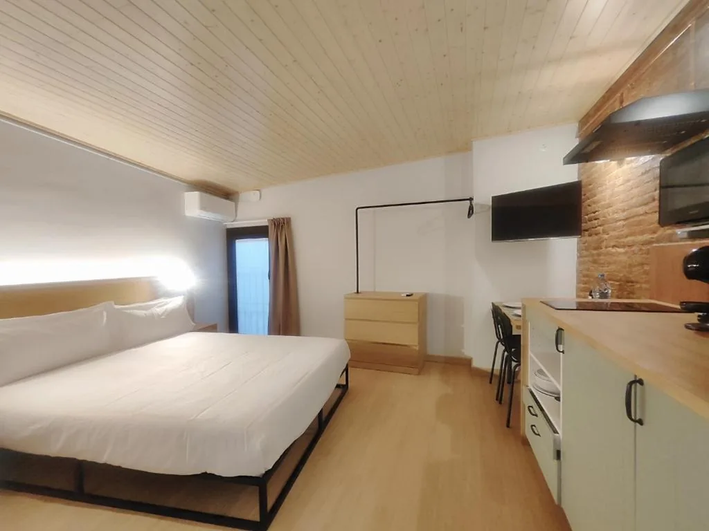 Chambre Deluxe - 1 grand lit — Mazi Plaça Gran