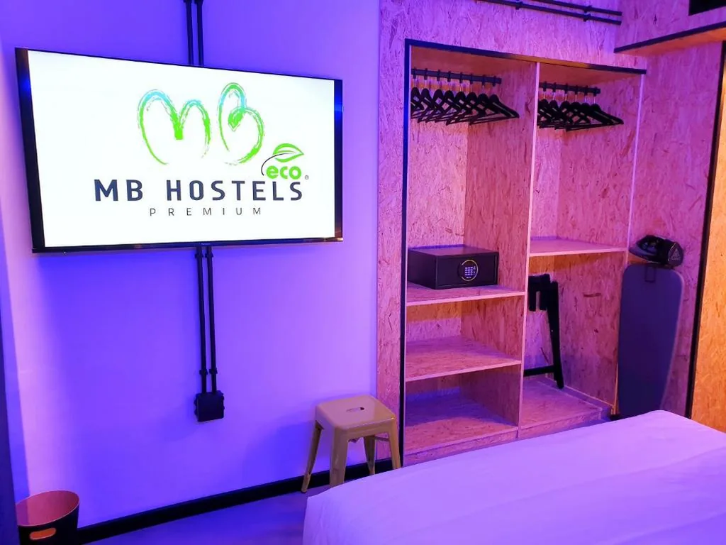 Habitación Doble con balcón - 2 camas — MB Hostels Premium ECO - Adults Recommended