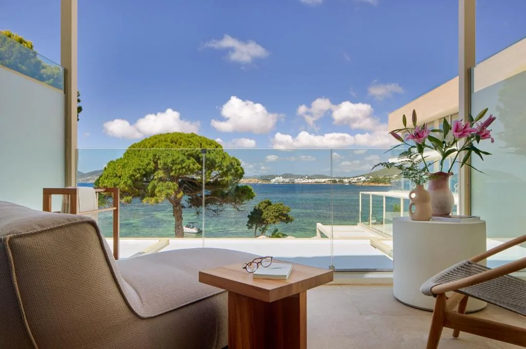 Superior ME Zimmer mit Terrasse und Meerblick — ME by Meliá Ibiza - The Leading Hotels of the World