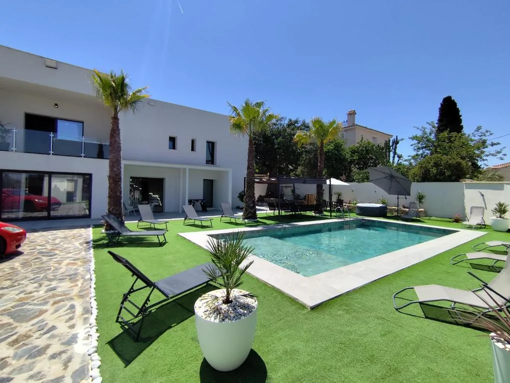别墅 — Mediterranean Moon House