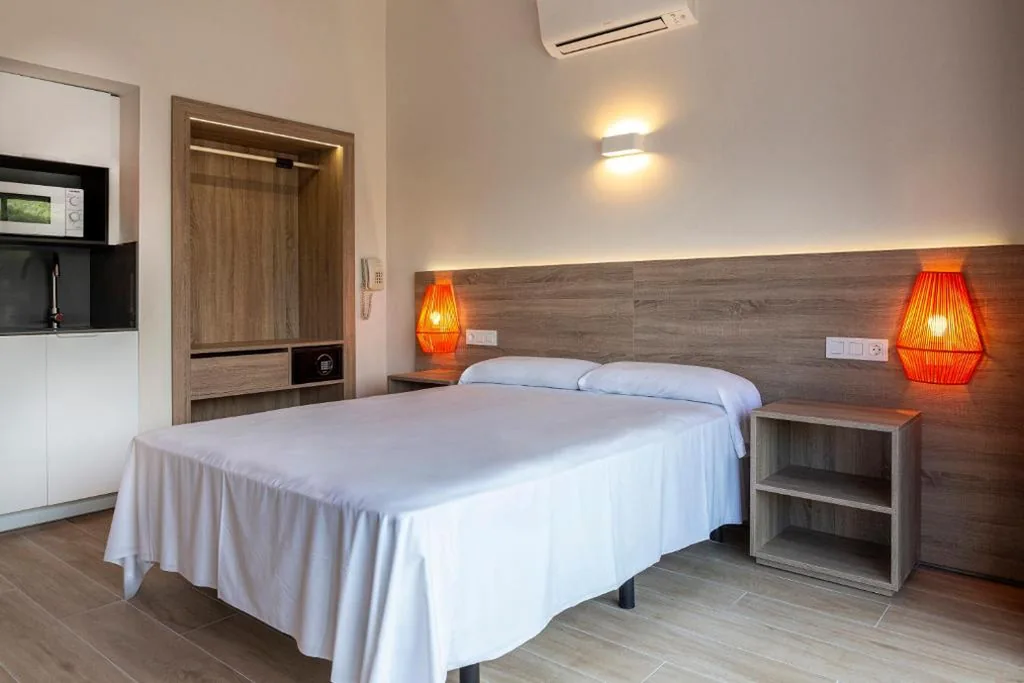 プールビューのバルコニー付きアパートメント（大人2名＋子供2名） — Medplaya Aparthotel Sant Eloi
