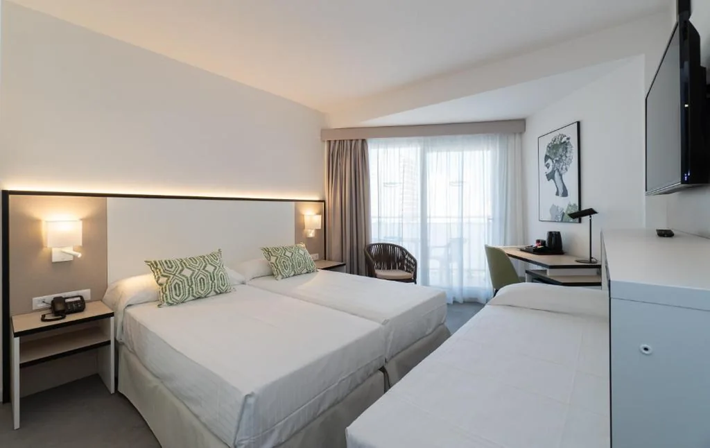 Doppelzimmer mit 2 Betten und Balkon (3 Erwachsene) — Medplaya Hotel Regente