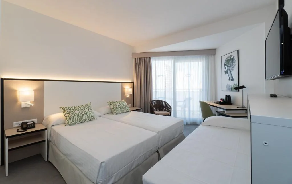 Doppelzimmer mit Balkon (2 Erwachsene + 1 Kind) – 2 Betten — Medplaya Hotel Regente