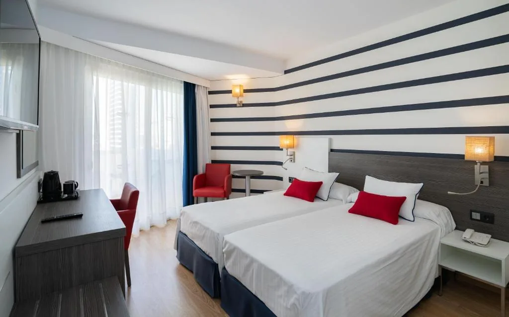Tweepersoonskamer met balkon - 2 bedden — Medplaya Hotel Riudor - Adults Recommended