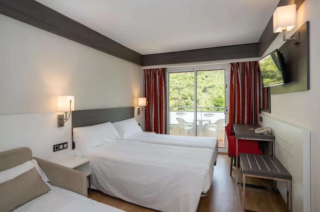 Double Room with Balcony (2 Adults + 1 Child) - 2 Beds — Medplaya Hotel Santa Monica