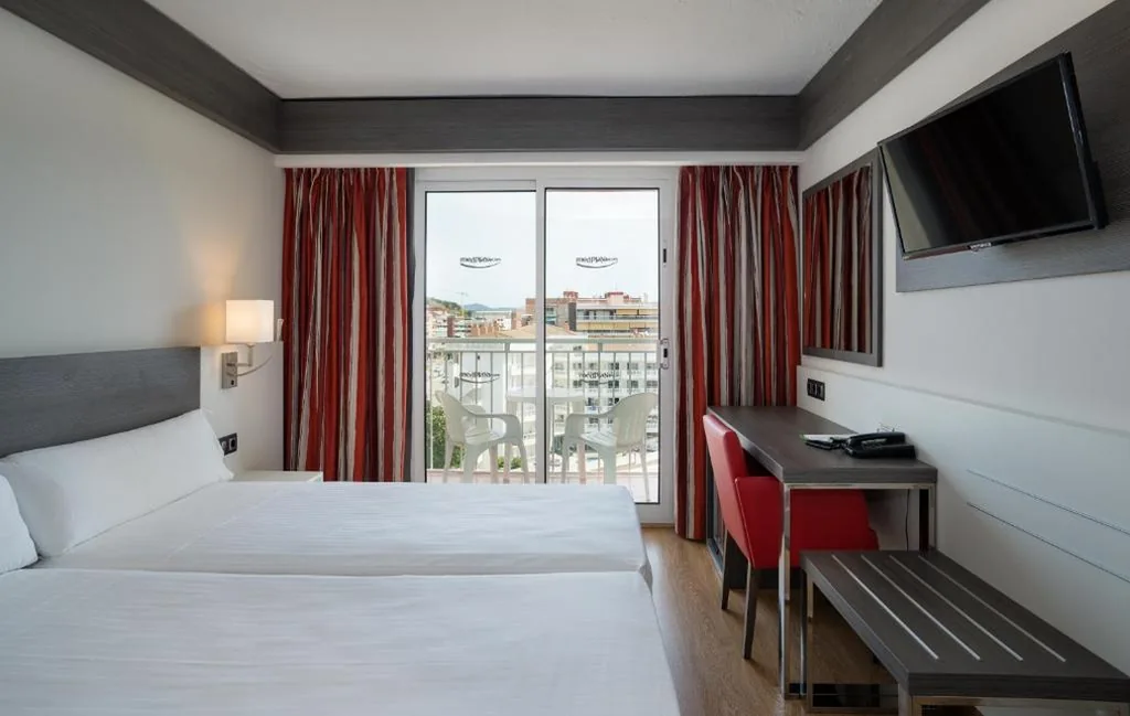 Double Room with Terrace and Pool View (2 Adults + 1 Child) - 1 or 2 Beds — Medplaya Hotel Santa Monica