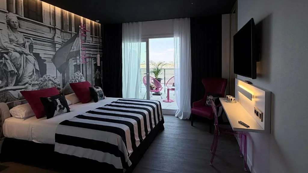 バルコニー付きダブルルーム — Meet Me Madrid Hotel