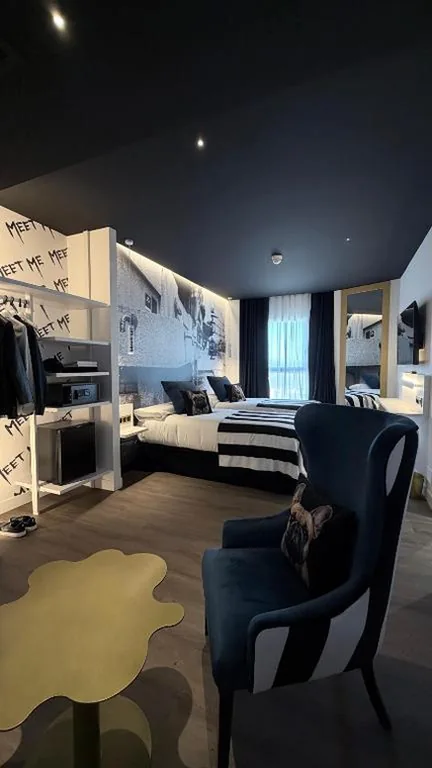 デラックスダブルルーム — Meet Me Madrid Hotel