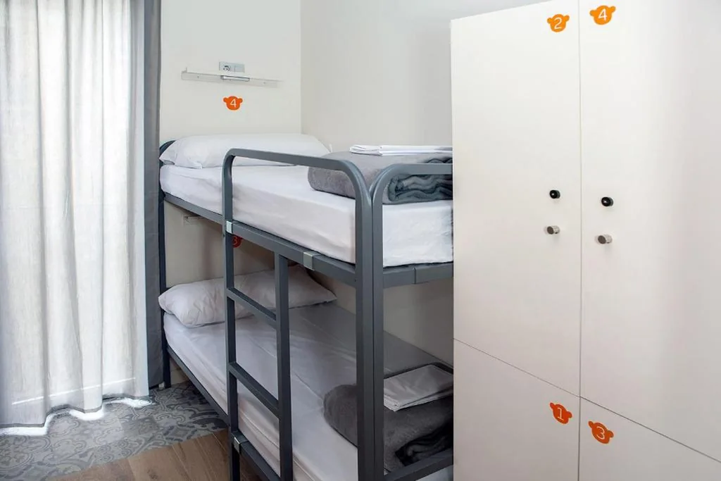 Cama em dormitório misto com 4 camas e casa de banho privada — Meeting Point Hostels