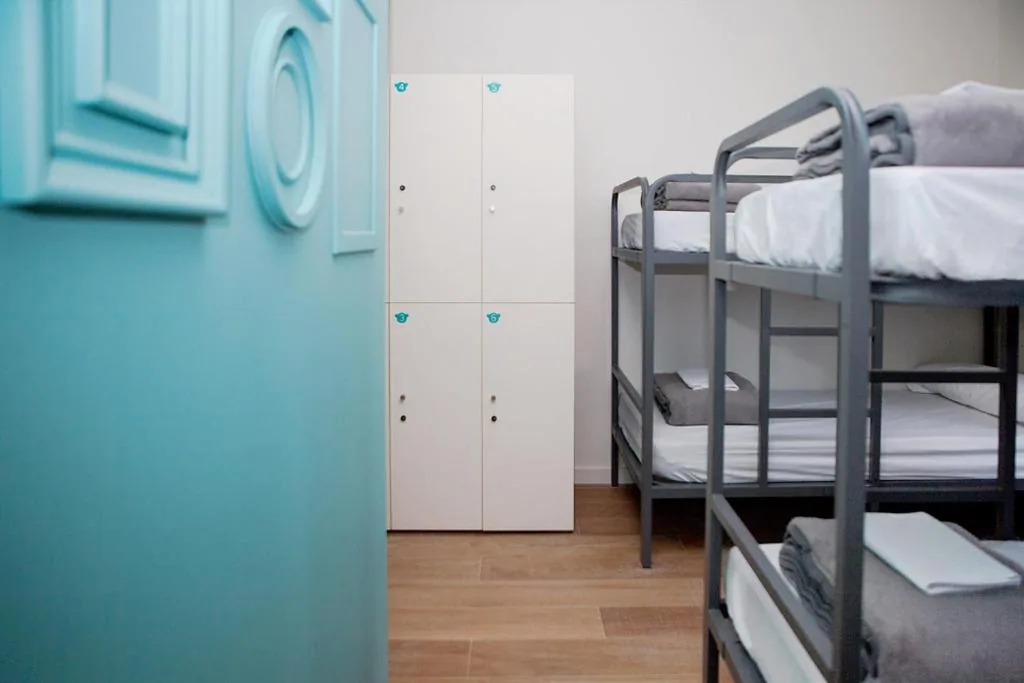 Cama em dormitório misto com 6 camas e casa de banho privada — Meeting Point Hostels
