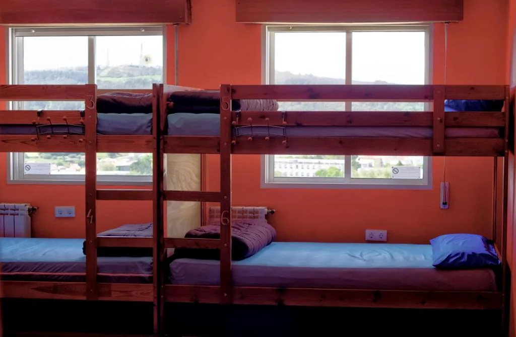 男女共用6人用ドミトリーのベッド — Meiga Backpackers Hostel