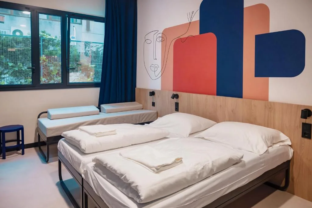 Dreibettzimmer — MEININGER Hotel Barcelona Fira Gran Via