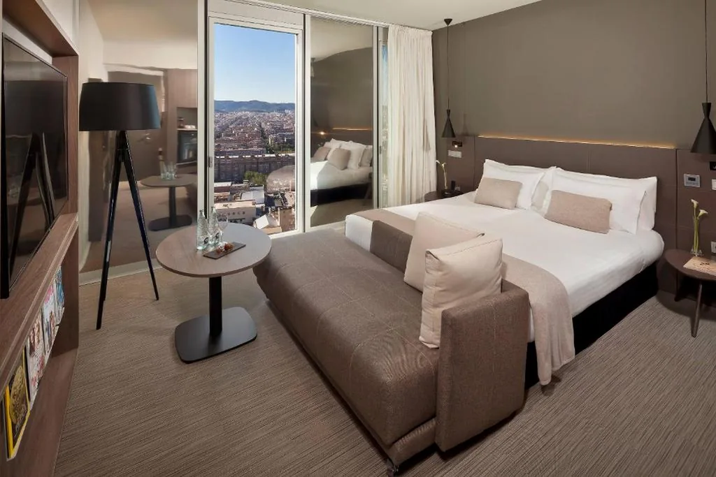 Habitación Grand Premium The Level con vistas a la ciudad — Meliá Barcelona Sky 4 Sup