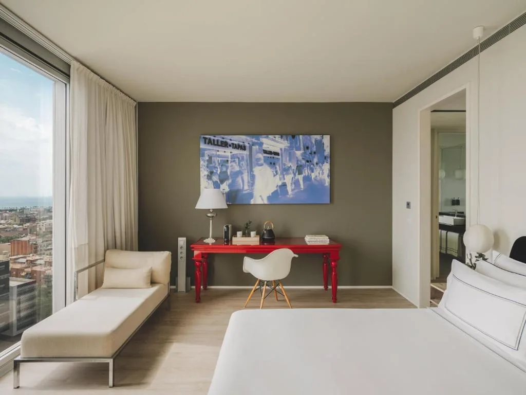 Habitación Meliá con vistas a la piscina — Meliá Barcelona Sky 4 Sup