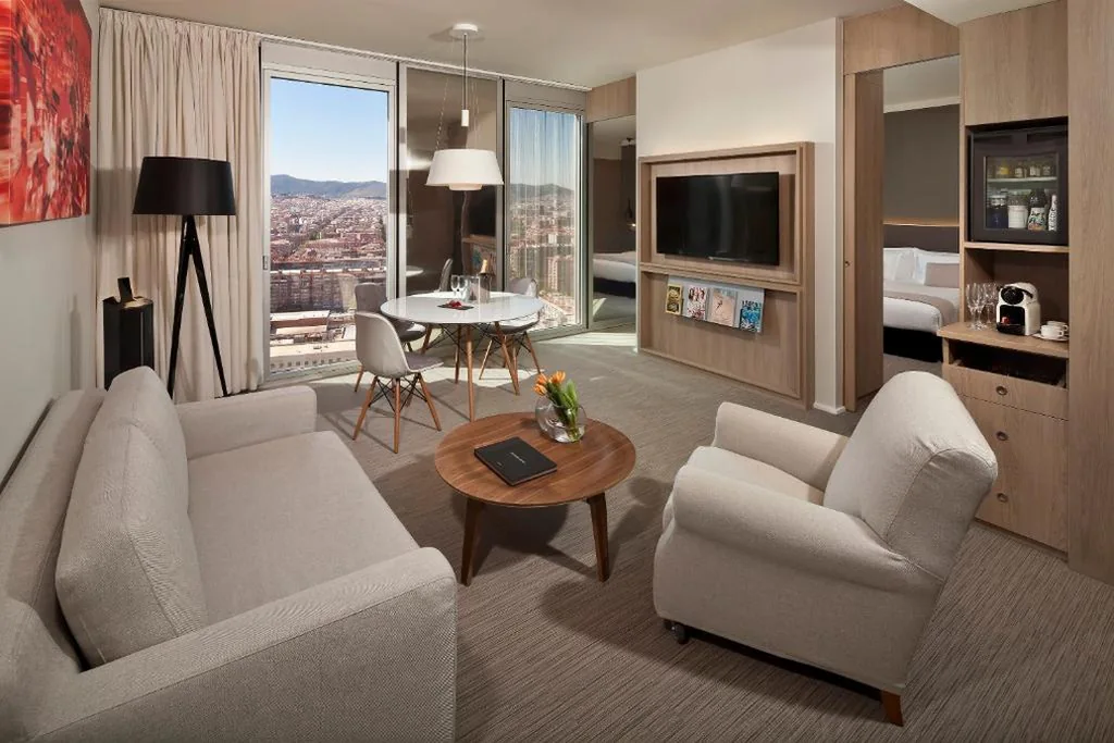 Suite The Level con vistas a la ciudad — Meliá Barcelona Sky 4 Sup