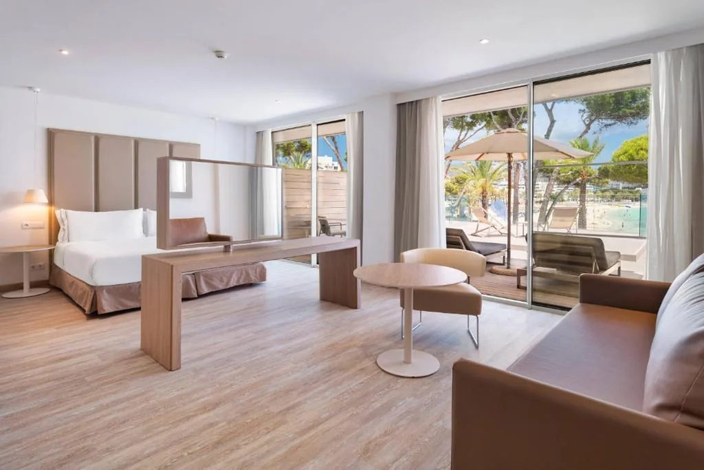 The Levelテラス付きスイート — Meliá Calviá Beach