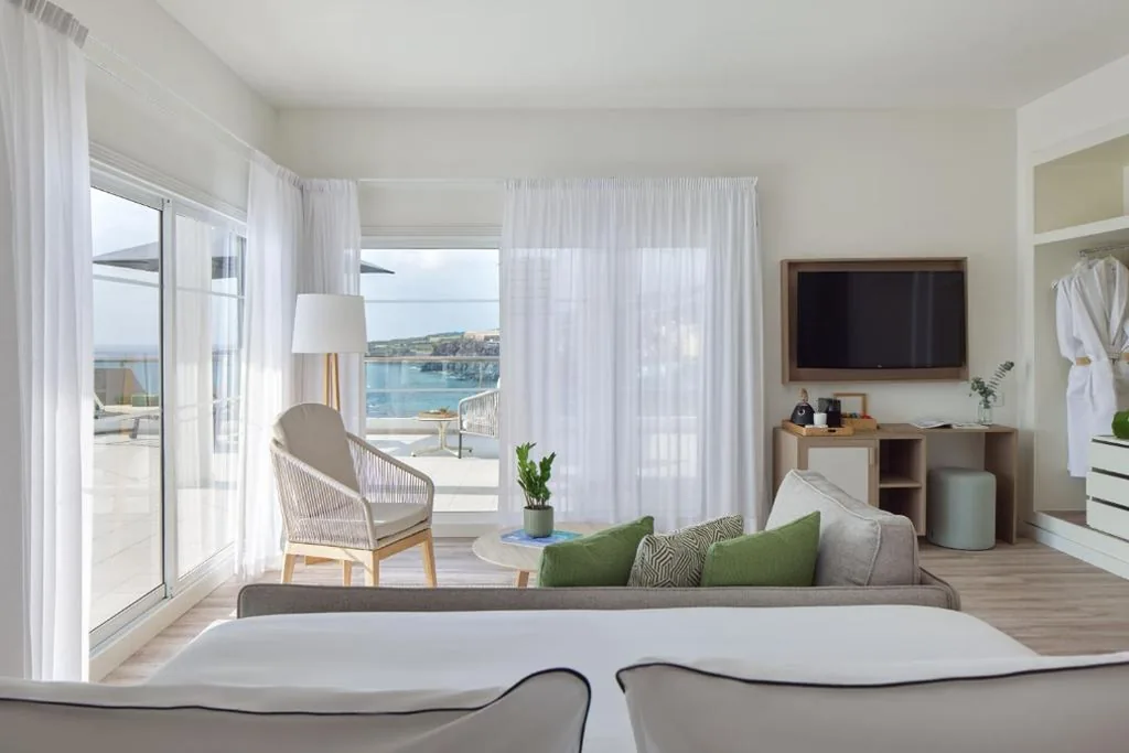 Junior Suite The Level with Frontal Sea View and Glazed Terrace — Meliá La Palma