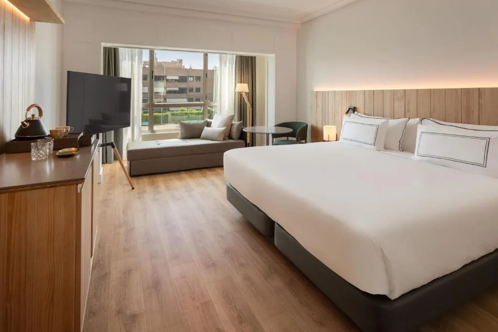 Camera Superior Doppia con vista sulla piscina — Meliá Madrid Barajas