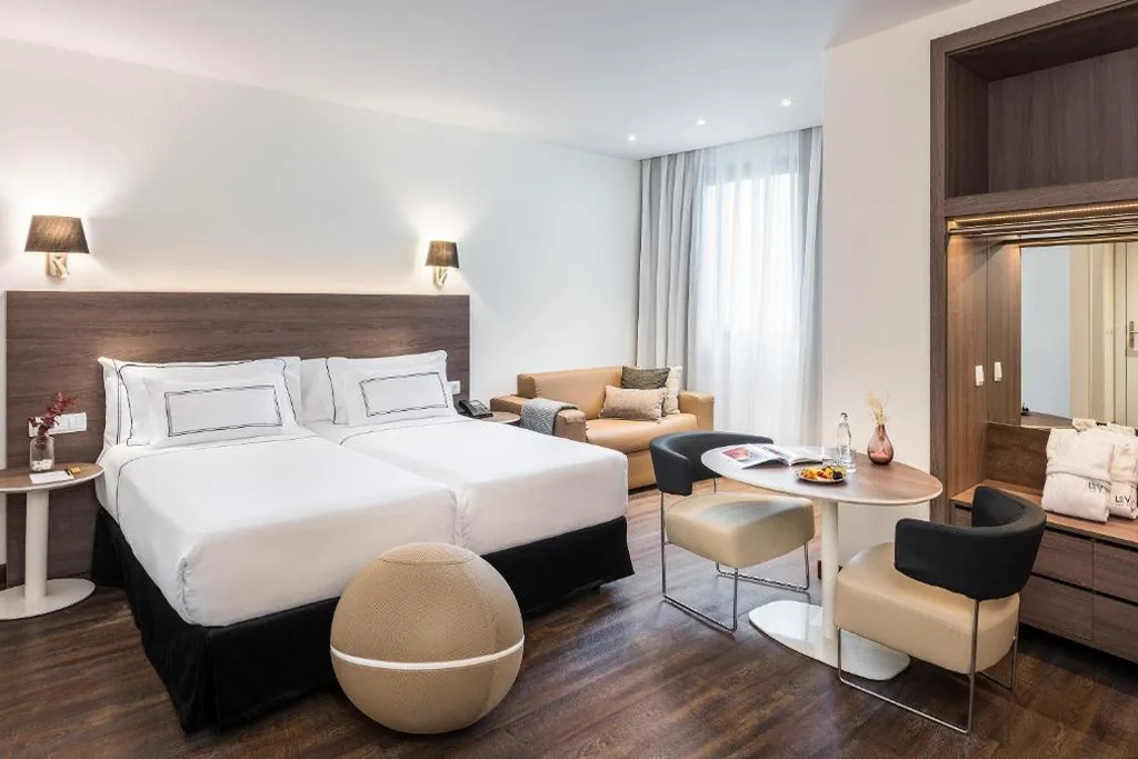 Dreibettzimmer — Meliá Madrid Serrano