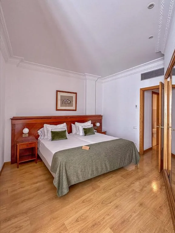 Meliá 经典广场景观客房 — Meliá Plaza Valencia