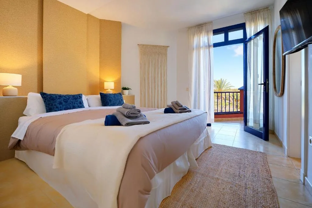Meloneras 21 Jacuzzi Swimming pool, garden, BBC and private parking a 5 min walk to the beach