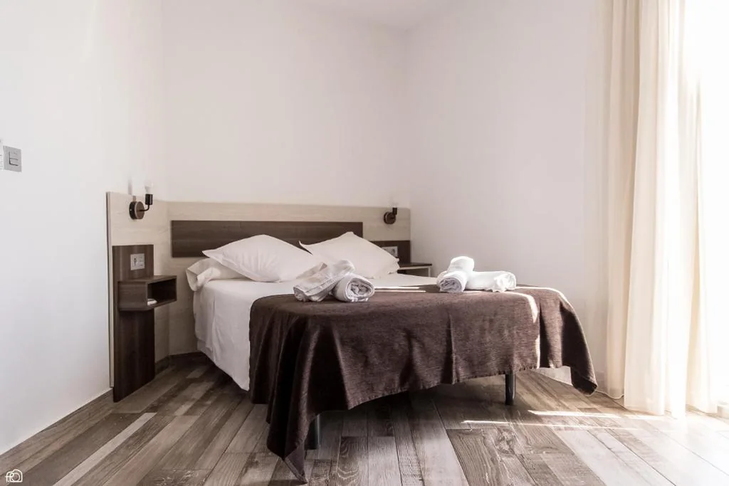 Small Double Room - 1 or 2 Beds — Mesón Hostal La Cabaña