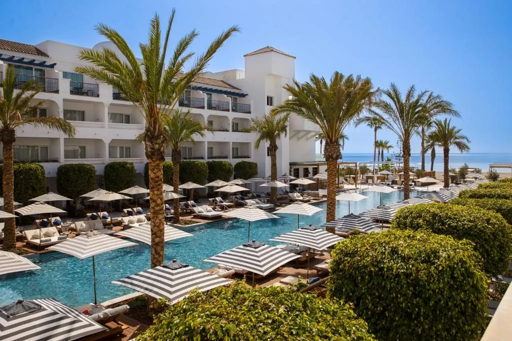 Camera Deluxe con vista sulla piscina e sul mare — METT Marbella Estepona
