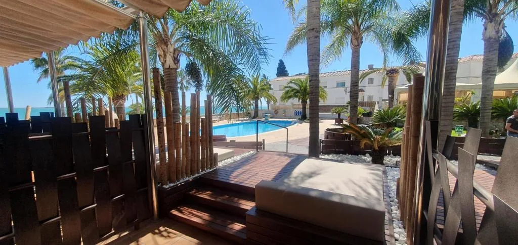 带露台、可通往泳池的Premium客房——1张特大床 — Miami Mar - Boutique Hotel & Restaurante
