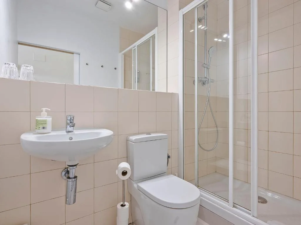 Habitación Doble con balcón y vistas a la ciudad — Mihlton Barcelona Boutique B&B