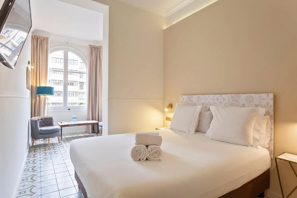 Habitación Doble Superior con vistas al patio — Mihlton Barcelona Boutique B&B