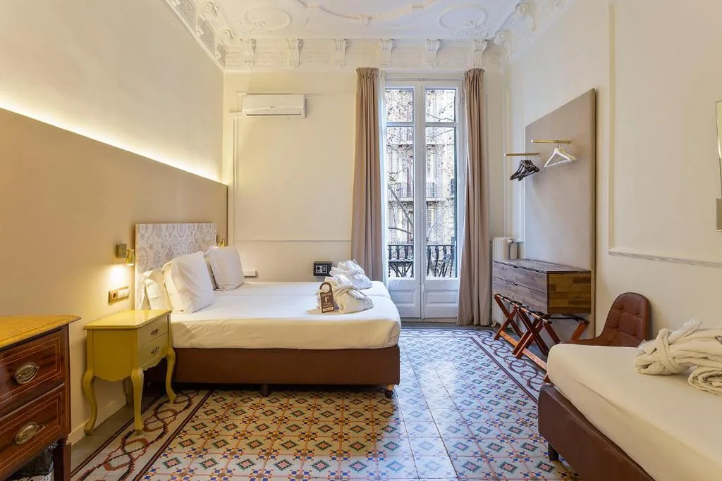 Habitación Triple con baño privado externo y balcón — Mihlton Barcelona Boutique B&B
