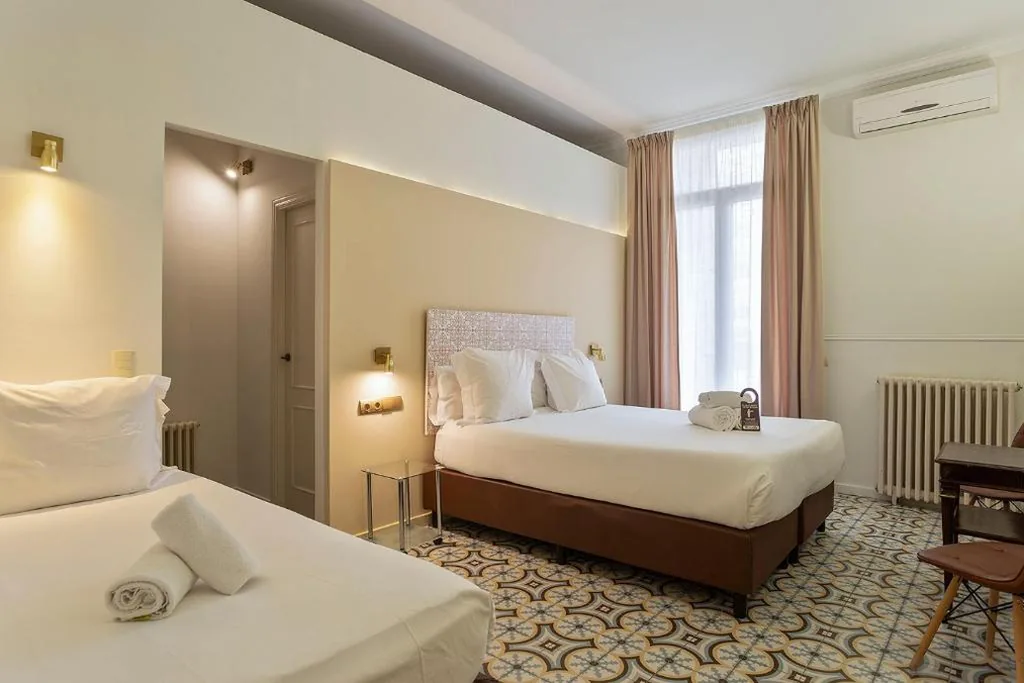 Habitación Triple Superior con balcón — Mihlton Barcelona Boutique B&B