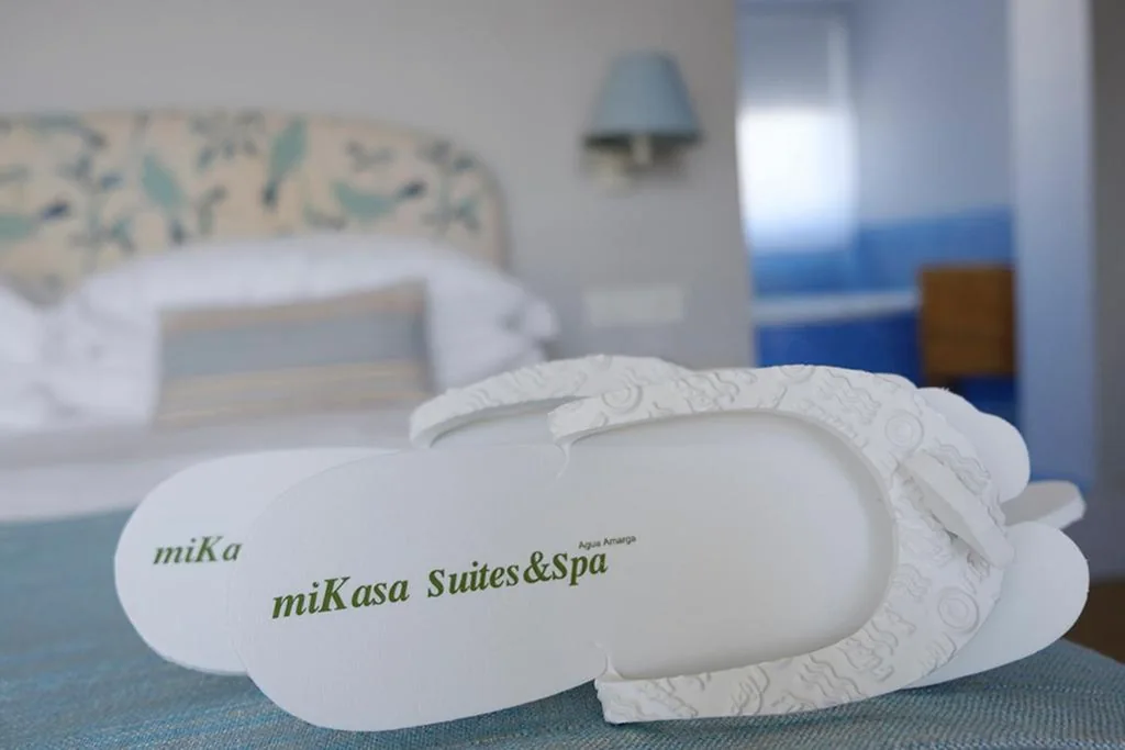 Camera matrimoniale con jacuzzi e vista sul mare — miKasa Agua Amarga & SPA