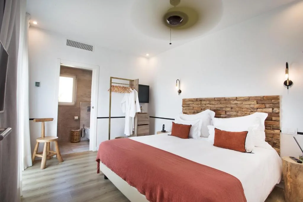 Tweepersoonskamer met balkon en uitzicht op zee — Mikasa Ibiza Boutique Hotel ADULTS ONLY