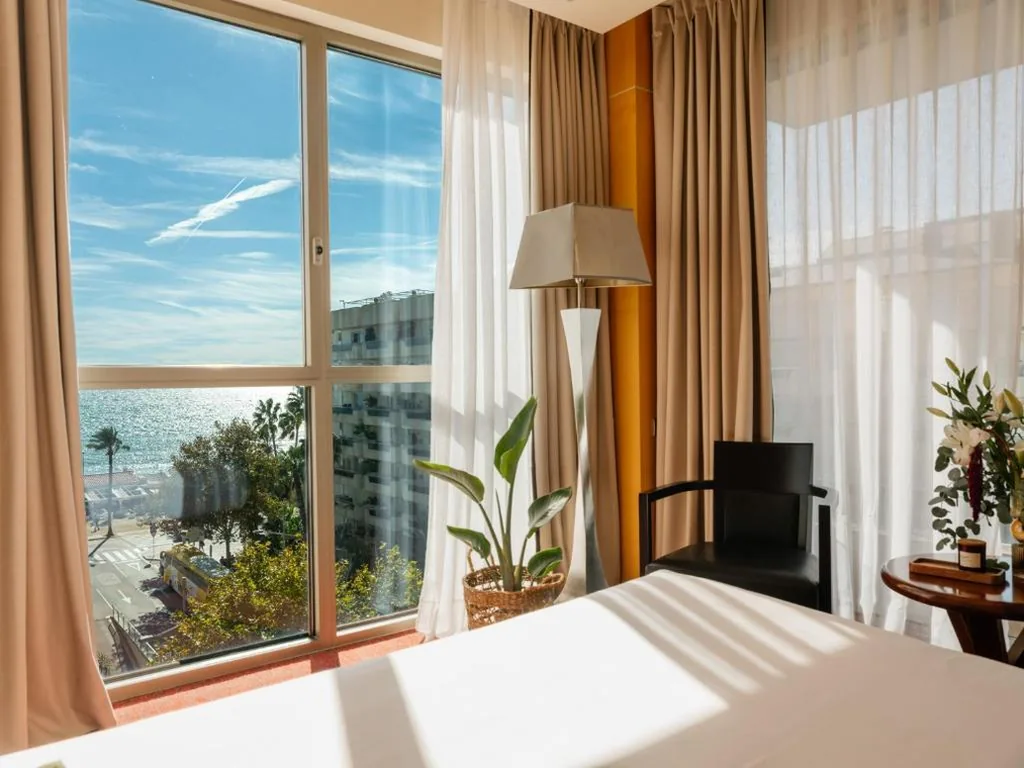 Suite Junior de 2 dormitorios con vistas al mar — MiM Sitges member of Meliá Collection