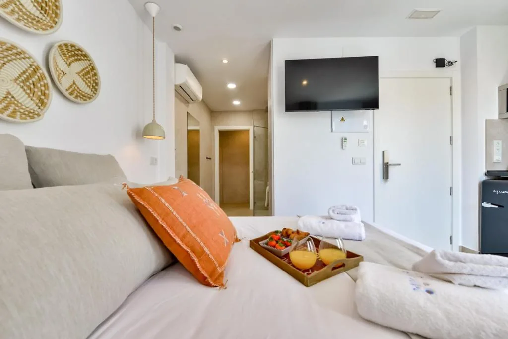 Habitación con cama grande y balcón — MIMAR ALTEA ROOMS - Recomendado para adultos