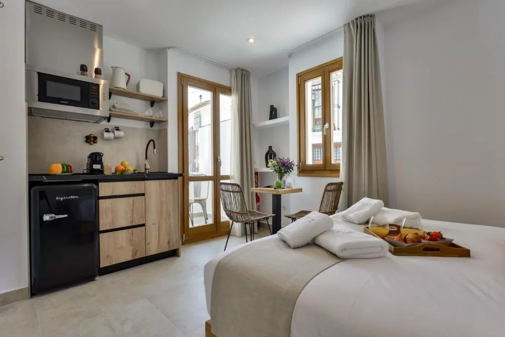 Habitación con cama grande y vistas al jardín — MIMAR ALTEA ROOMS - Recomendado para adultos