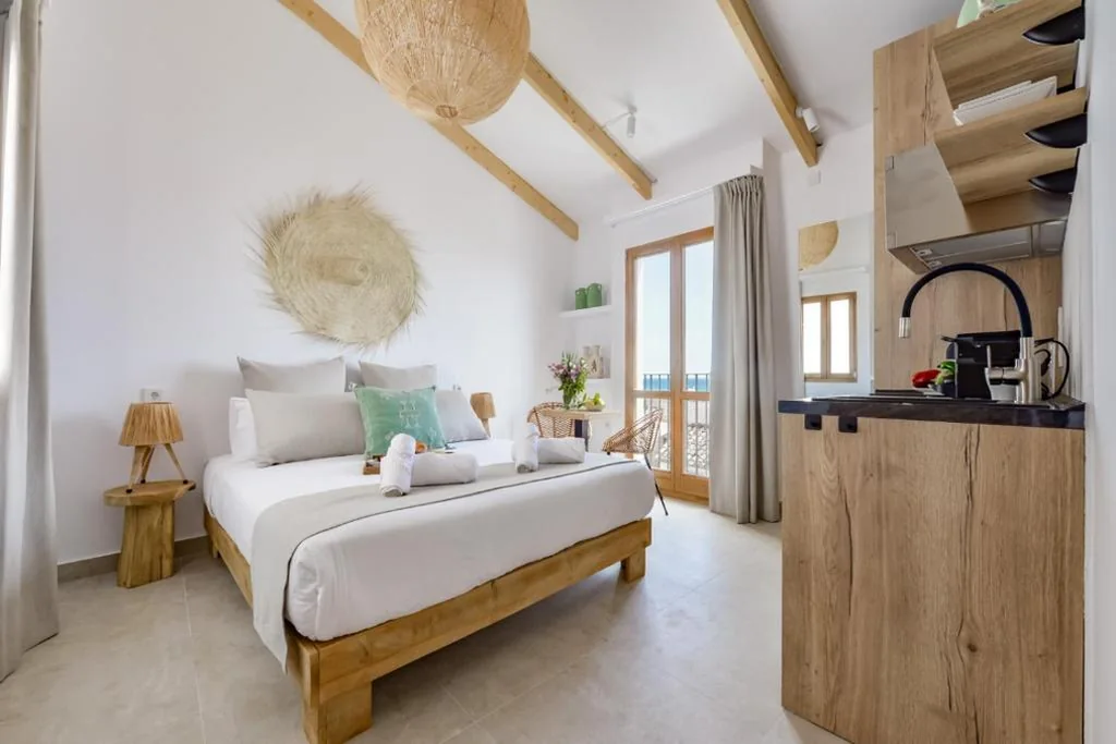Habitación con cama grande y vistas al mar — MIMAR ALTEA ROOMS - Recomendado para adultos