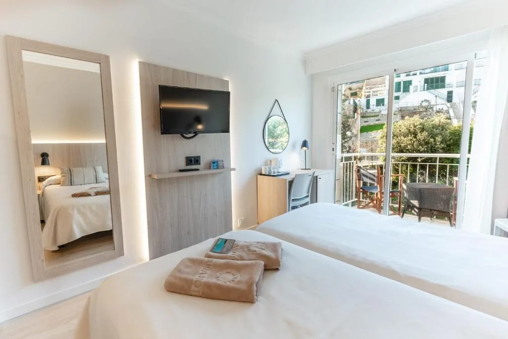 Habitación Doble con balcón - 2 camas — Minura Cala Galdana & Apartamentos d'Aljandar