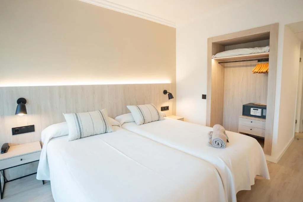 Habitación Doble con vistas frontales - 2 camas — Minura Cala Galdana & Apartamentos d'Aljandar