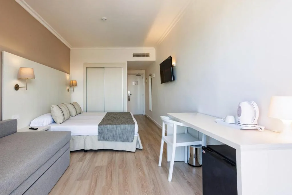 Quarto Duplo com 2 camas e vista mar sem varanda - Sem acesso ao parque aquático (3 adultos) — Minura Sur Menorca